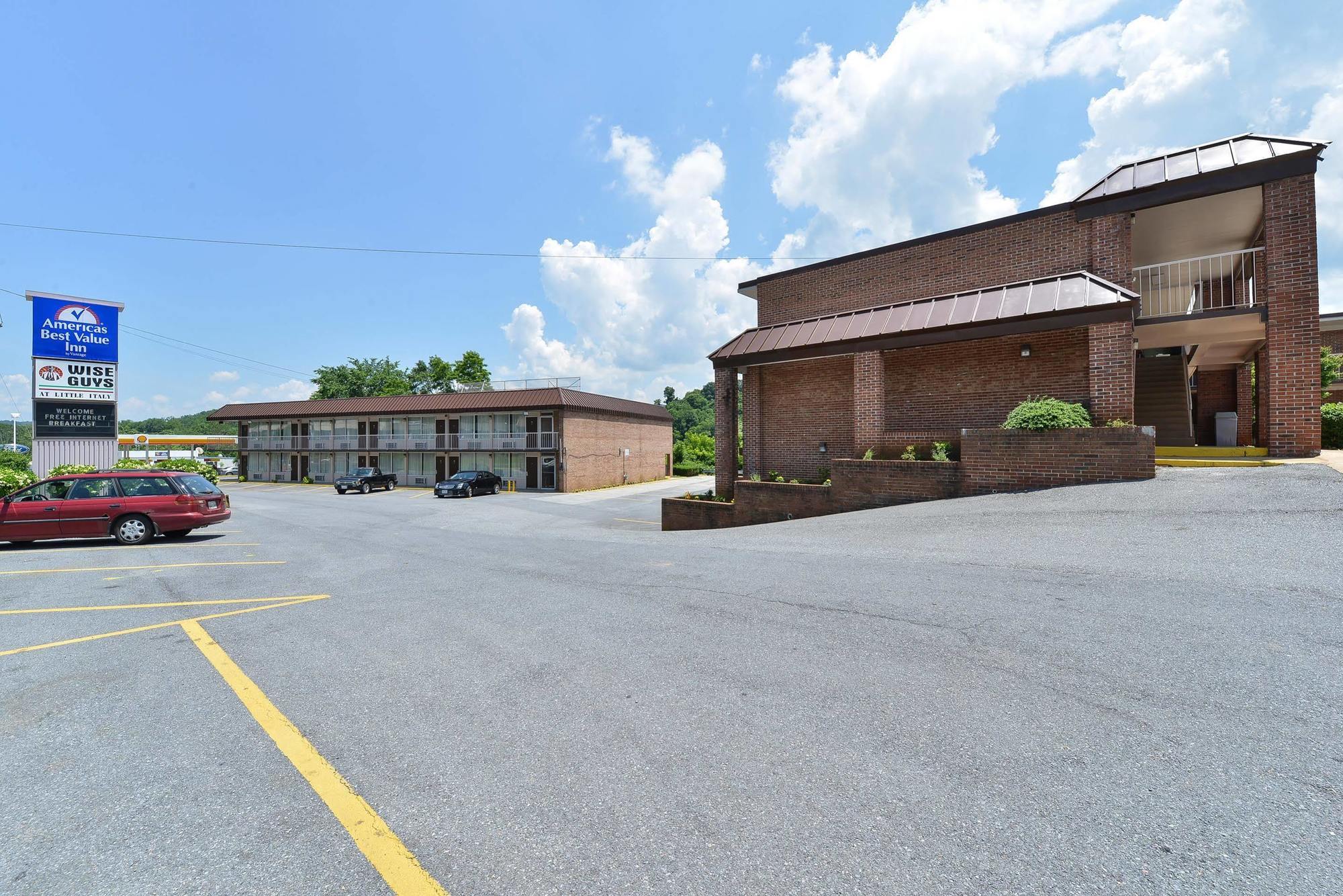Red Roof Inn Marion, Va Exterior photo